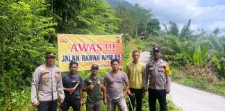 Demi Keselamatan Pengguna Jalan, Kapolsek Simpang Jernih Pasang Rambu-Rambu di Jalan Rusak