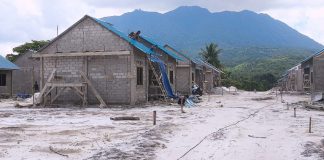 Proyek Perumahan Baru Warga Batu Kapal Berjalan Tanpa APD