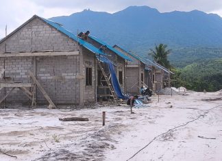 Proyek Perumahan Baru Warga Batu Kapal Berjalan Tanpa APD