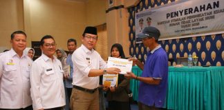 Komitmen Penuhin Kebutuhan Dasar, Wali Kota Zulmaeta Serahkan Bantuan Stimulan RTLH Secara Simbolis