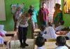 Tahun Ajaran Baru, Kapolsek Pantee Bidari Beri Bantuan Alat Tulis Kepada Sejumlah Murid SD