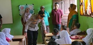 Tahun Ajaran Baru, Kapolsek Pantee Bidari Beri Bantuan Alat Tulis Kepada Sejumlah Murid SD