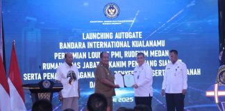 Bupati Asahan Serahkan Sertifikat Tanah Saat Acara Peresmian Di Kualanamu