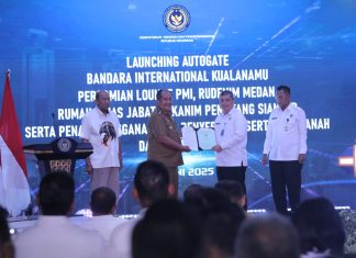 Bupati Asahan Serahkan Sertifikat Tanah Saat Acara Peresmian Di Kualanamu