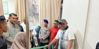 Kapolres Aceh Timur Datangi Korban Selamat Kapal Nelayan Idi Cut Yang Dihantam Ombak