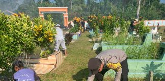 “Gugur Gunung” di TPU Pering: Ketika Polisi dan Warga Menyatu dalam Semangat Gotong Royong