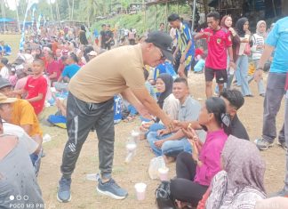 Jalan Rusak Disorot, Sapaan Bupati Bikin Warga Terkekeh di Tengah Final Sepak Bola Desa