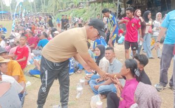 Jalan Rusak Disorot, Sapaan Bupati Bikin Warga Terkekeh di Tengah Final Sepak Bola Desa