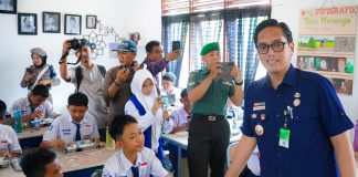 Dukung Penuh Program Makan Bergizi Gratis, Rico Waas Tinjau Langsung Pelaksanaan di SMPN 20