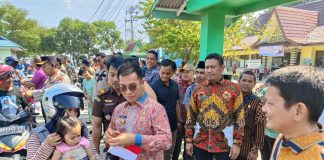 Bupati Aneng Bagikan 2.000 Bendera Merah Putih di Anambas Sambut HUT ke-80 RI