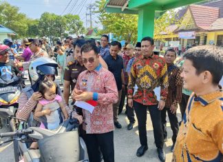 Bupati Aneng Bagikan 2.000 Bendera Merah Putih di Anambas Sambut HUT ke-80 RI