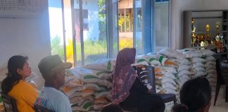 Pemdes Baran Salurkan Bantuan Beras Bulog kepada 117 KPM