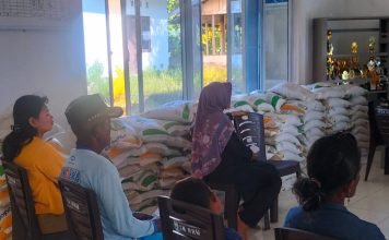 Pemdes Baran Salurkan Bantuan Beras Bulog kepada 117 KPM