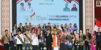 Amsakar dan Erlita Resmi Dikukuhkan Sebagai Ayah dan Bunda GenRe Kota Batam