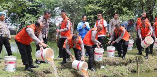 Kapolda Kepri Tabur 50 Ribu Benih Ikan Air Tawar di Tibelat Farm Sekupang