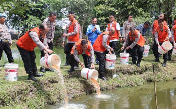 Kapolda Kepri Tabur 50 Ribu Benih Ikan Air Tawar di Tibelat Farm Sekupang