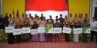 Gubernur Ansar Serahkan Santunan BPJS Ketenagakerjaan Rp820 Juta untuk Nelayan dan Petani Natuna