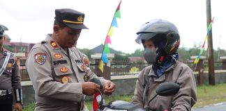 Sambut HUT RI ke-80, Polres Lingga Bagikan Ratusan Bendera Merah Putih ke Pengendara