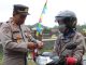 Sambut HUT RI ke-80, Polres Lingga Bagikan Ratusan Bendera Merah Putih ke Pengendara