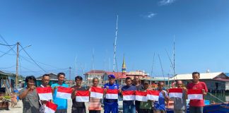 HUT RI Ke-80, Satpolairud Polres Natuna Bagikan Bendera Merah Putih untuk Nelayan di Perbatasan