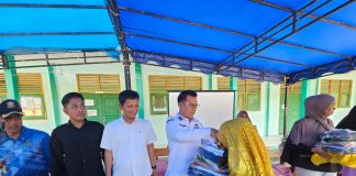 Bupati Kepulauan Anambas Serahkan Seragam Gratis untuk Siswa MTs Al-Ma’arif