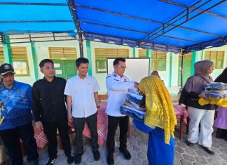 Bupati Kepulauan Anambas Serahkan Seragam Gratis untuk Siswa MTs Al-Ma’arif