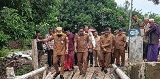 Bupati Al-Farlaky Coret Anggaran Mobil Dinas, Alihkan Bangun Jembatan di Pantebidari