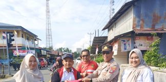 Semarak HUT RI ke-80, Polsek Daik Lingga Bagikan dan Pasang Bendera Merah Putih di Tiga Kecamatan