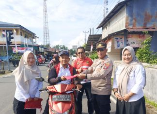 Semarak HUT RI ke-80, Polsek Daik Lingga Bagikan dan Pasang Bendera Merah Putih di Tiga Kecamatan