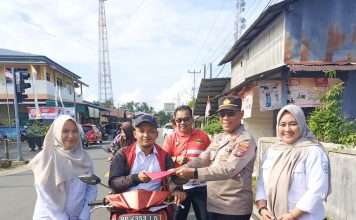 Semarak HUT RI ke-80, Polsek Daik Lingga Bagikan dan Pasang Bendera Merah Putih di Tiga Kecamatan