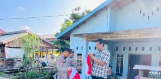 Sambut HUT RI Ke-80, Polsek Senayang Bagikan Bendera Merah Putih ke Warga