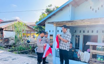 Sambut HUT RI Ke-80, Polsek Senayang Bagikan Bendera Merah Putih ke Warga