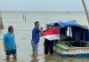 Ditintelkam Polda Kepri Bagikan Bendera Merah Putih Untuk Nelayan Batam