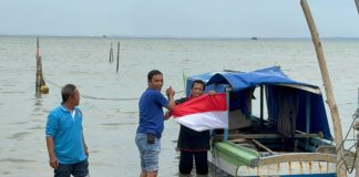 Ditintelkam Polda Kepri Bagikan Bendera Merah Putih Untuk Nelayan Batam