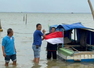 Ditintelkam Polda Kepri Bagikan Bendera Merah Putih Untuk Nelayan Batam