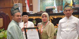 Gubernur Riau Anugerahkan Penghargaan Kepada Syekh H Muhammad Yusuf dan H Arsyad MS Tokoh Pejuang Asal Kabupaten Bengkalis