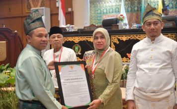 Gubernur Riau Anugerahkan Penghargaan Kepada Syekh H Muhammad Yusuf dan H Arsyad MS Tokoh Pejuang Asal Kabupaten Bengkalis