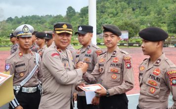 Kapolres Lingga Beri Penghargaan Personel Berprestasi di Merdeka Run 7K