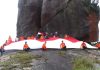 Merah Putih Berkibar di Puncak Gunung Ranai, Menembus Kabut dan Hujan