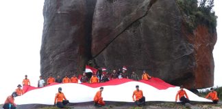 Merah Putih Berkibar di Puncak Gunung Ranai, Menembus Kabut dan Hujan
