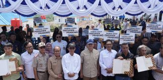 Kepala BP Batam Dampingi Menteri Transmigrasi RI Serahkan 94 SHM ke Warga Rempang