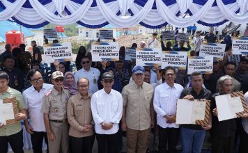 Kepala BP Batam Dampingi Menteri Transmigrasi RI Serahkan 94 SHM ke Warga Rempang