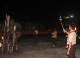 SMP Nurul Jannah Natuna Gelar Upacara Api Unggun Peringati Hari Pramuka ke-64