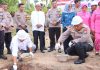 Kapolres Natuna Lakukan Peletakan Batu Pertama Pembangunan Gedung Satuan Pelayanan Pemenuhan Gizi di Desa Limau Manis