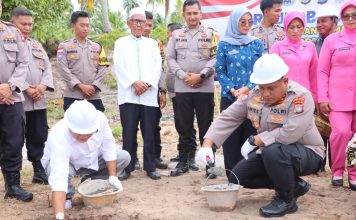 Kapolres Natuna Lakukan Peletakan Batu Pertama Pembangunan Gedung Satuan Pelayanan Pemenuhan Gizi di Desa Limau Manis