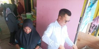 Suasana Meriah Festival Jongkong Layar, Bupati Anambas Ikut Goreng Pisang di Lapak Warga