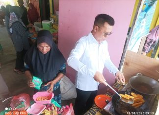 Suasana Meriah Festival Jongkong Layar, Bupati Anambas Ikut Goreng Pisang di Lapak Warga