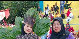 Kain Batik Mangrove Genting Pulur Meriahkan Karnaval HUT RI ke-80 di Jemaja Timur