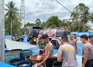 Polres Natuna Salurkan 8 Ton Air Bersih, Ringankan Warga Desa Binjai di Tengah Krisis Personil polres natuna menyalurkan air bersih di Desa Binjai