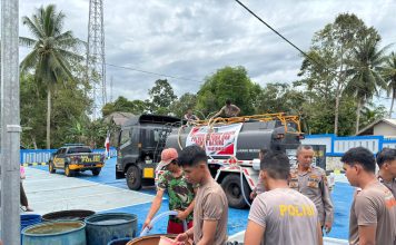 Polres Natuna Salurkan 8 Ton Air Bersih, Ringankan Warga Desa Binjai di Tengah Krisis Personil polres natuna menyalurkan air bersih di Desa Binjai